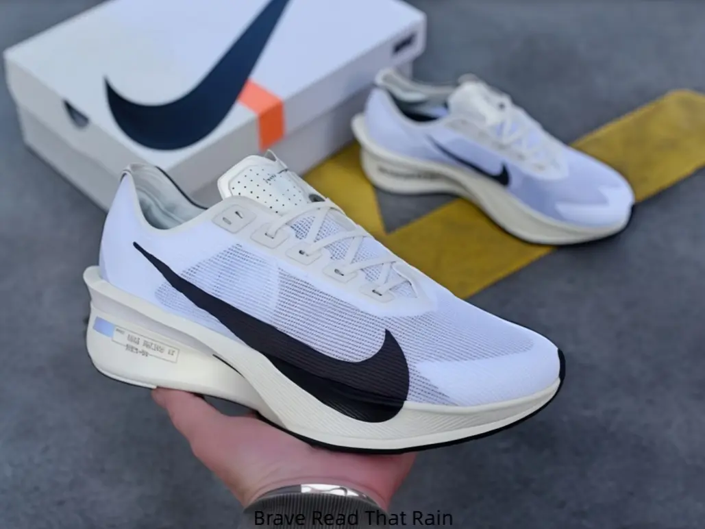 Light water-repellent coating applied to these off-white athletic shoes repels scattered rain splashes on waterside treks, contoured tread patterns cut slip risks on wet concrete trails right after mild summer thunderstorms strike nearby lake zones.