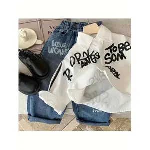 Boys' White Long Sleeve Shirt with Black Letter Print & French Text Design - Casual Collar Button-Up Blouse for Casual Attire, Spring/Fall School Outfits, Machine Washable (French-Inspired Style, Comfortable & Versatile) - Ideal for French or Everyday Out