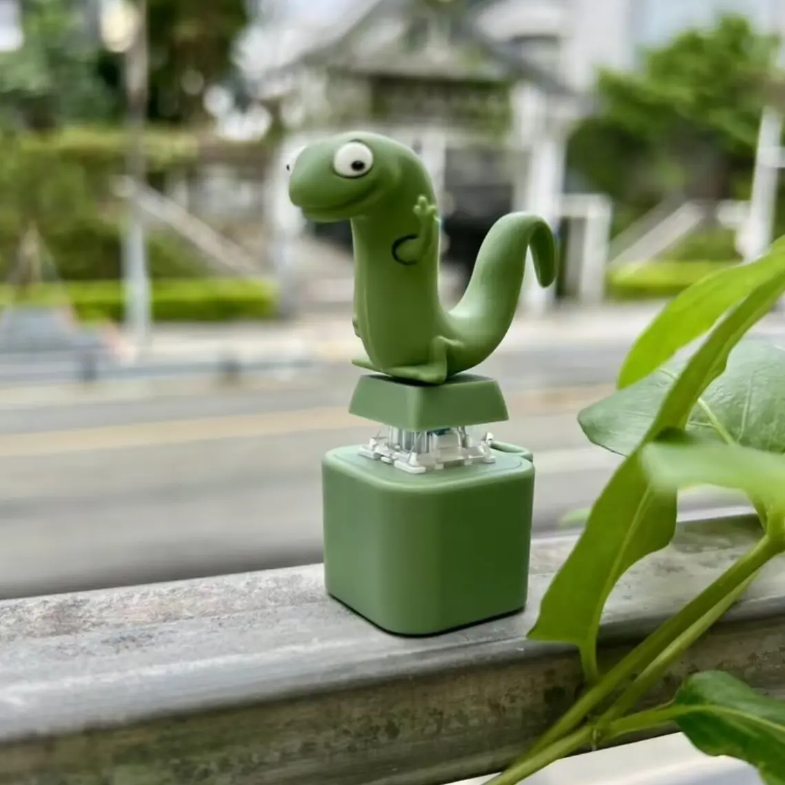 Lizard keychain with real sound stress relief toy, desktop decoration, trendy and fun toy, made of durable ABS plastic, suitable for adults and kids, helps focus and relax
