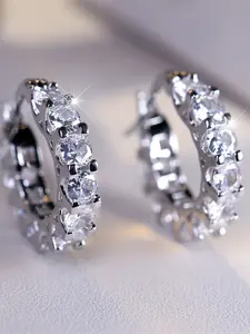 A platinum U-shaped lace earring made of white zirconia is fashionable, high-end and simple, suitable for women to wear during proposals, travels and daily life