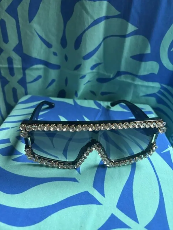 Women's Razzle Dazzle Fashion Sunglasses - Stylish Eyewear Accessory for Daily Use