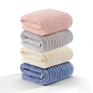 Ultra-soft luxury bath towel, a must-have with thick plush, high water absorption and high gram weight (thick texture). Essential basic item for guest bathrooms, hotels, spas, family bathrooms and showers.