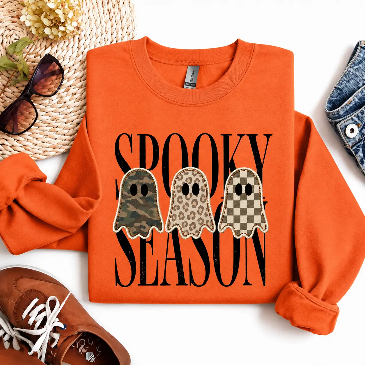 [PRINT NOT EMBROIRED] Gildan Retro Faux Patchwork Ghosts Graphic Sweatshirt, Checkered Ghost Crewneck, Spooky Season Sweatshirt, Cute Halloween Gift