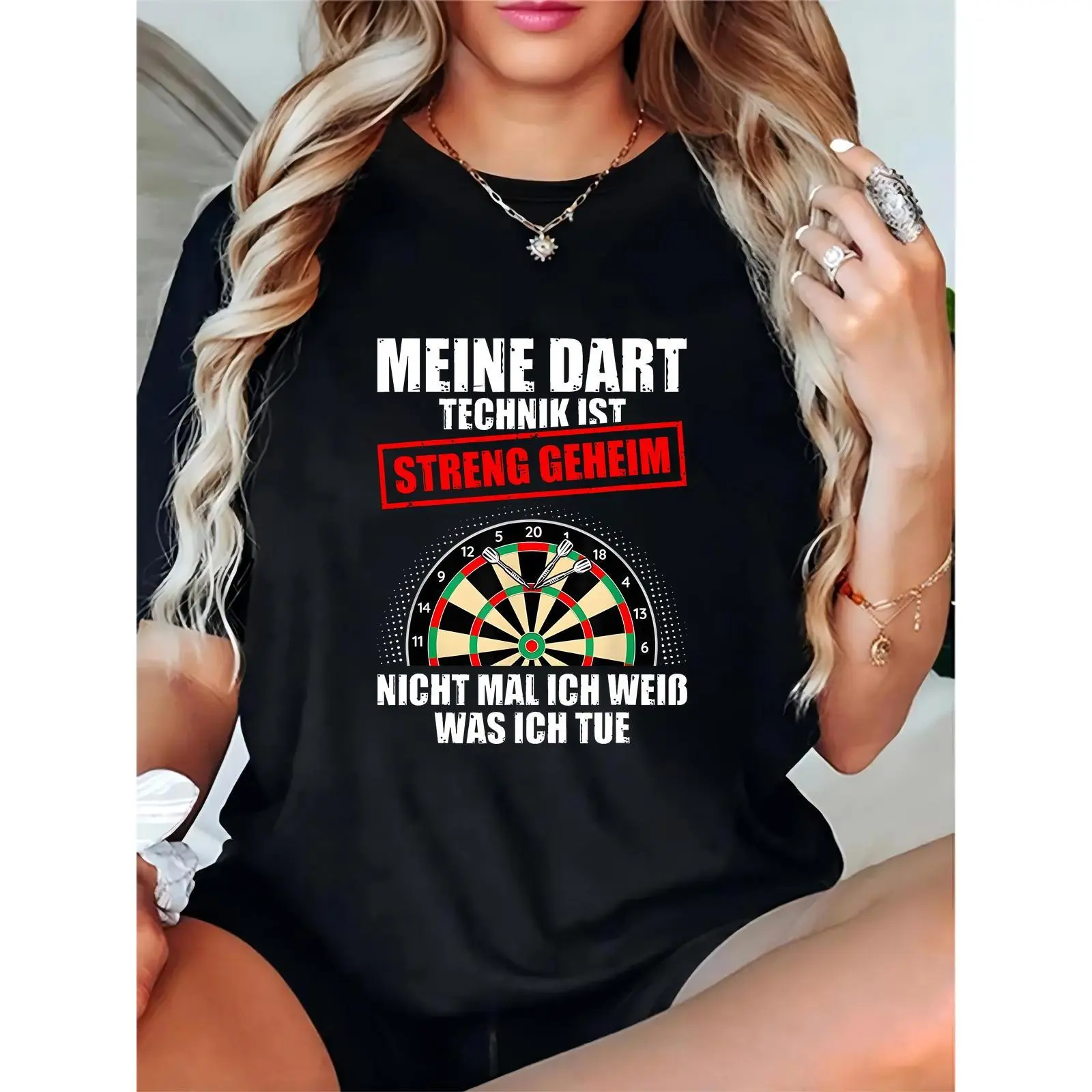 Women's Black T-Shirt with Dartboard & Darts Graphic, Funny German Dart-Themed Phrase, Ideal for Dart Enthusiasts, Game Nights, Sports Events & Casual Daily Wear