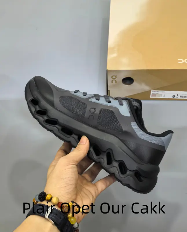 Sleek All-Black Athletic Sneakers with Sculpted Hollow Sole & Breathable Mesh Upper – Ideal for Gym, Running & Urban Streetwear