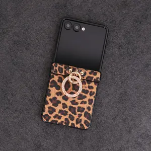 Retro Leopard Print Faux Leather with Artificial Diamond Plated Finger Ring Buckle Mobile Phone Protective Case Casing for Samsung for Galaxy Z Flip 7, Z Flip 6, Z Flip 5, Z Flip 4, Z Flip 3 5G Folding Mobile Phone - Protective Cover