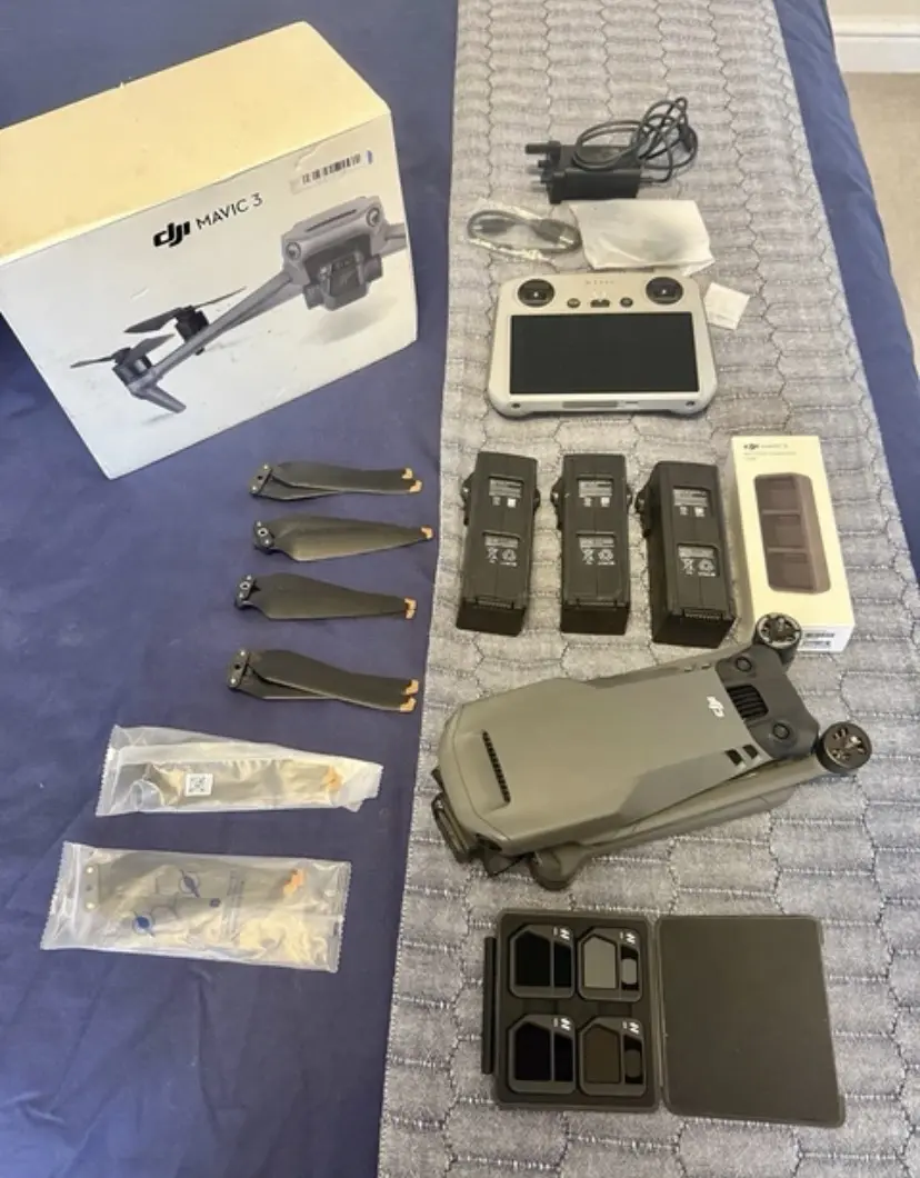 DJI Mavic 3 Fly More Combo Drone 20MP, ND Filters And Spare Batteries No C1
