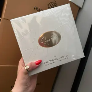 Signature Pearl Fragrance World for women and men Signature Pearl Fragrance World for women and men