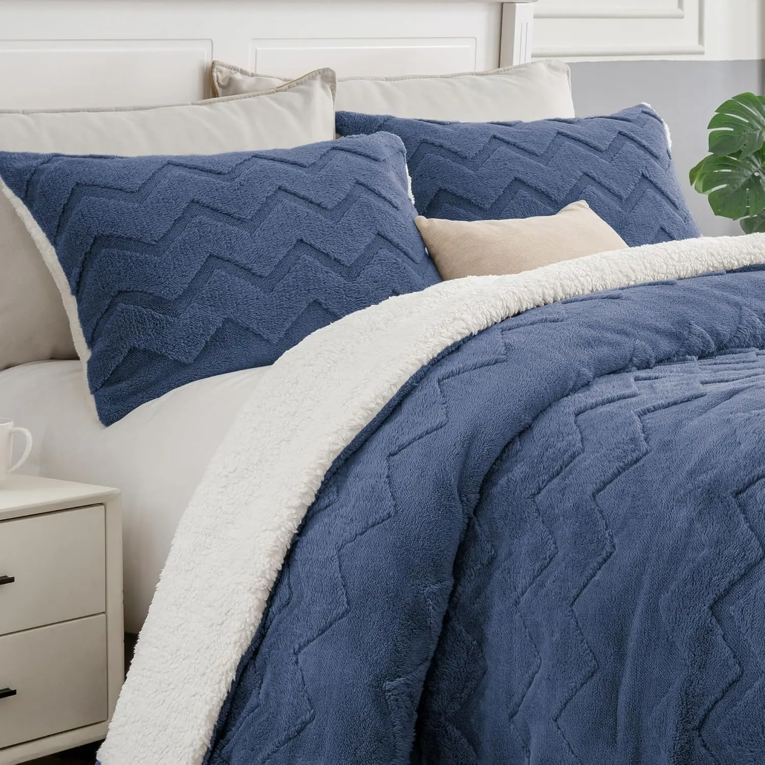 Fluffy King Size Comforter Set - Super Soft Sherpa Navy Comforter for King Size Bed, Luxury Warm Bedding Set for Winter, Fuzzy Bed Set 3 (1 Comforter, 2 Pillowcases)