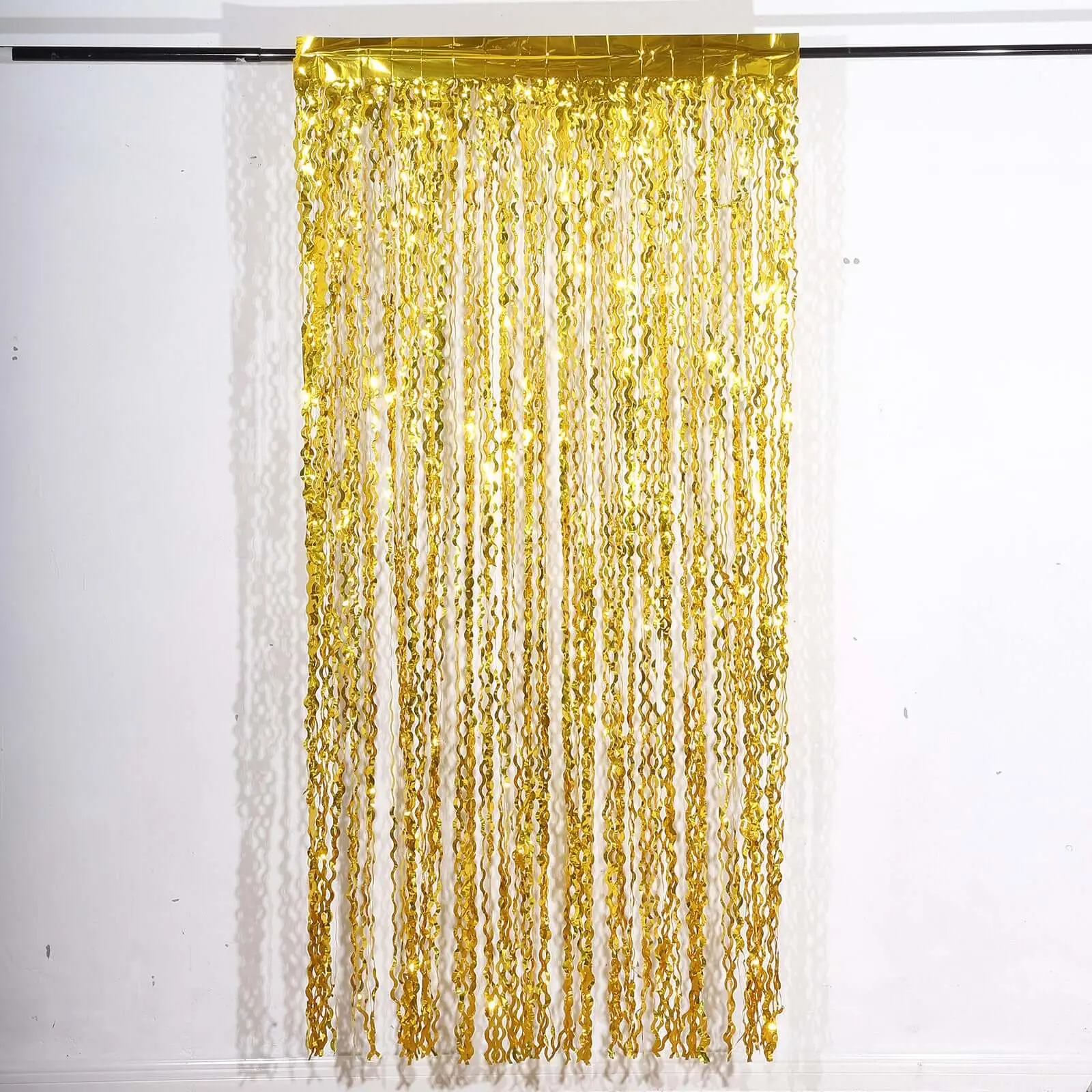 Metallic Gold Wavy Tinsel Streamer Party Backdrop - 3ftx6ft Curly Foil Fringe Photo Booth Curtain, Engagement & Wedding Party Decorations, Indoor Event Props, Picture Backdrop, Engagement Party Decorations, Decorations Supplies