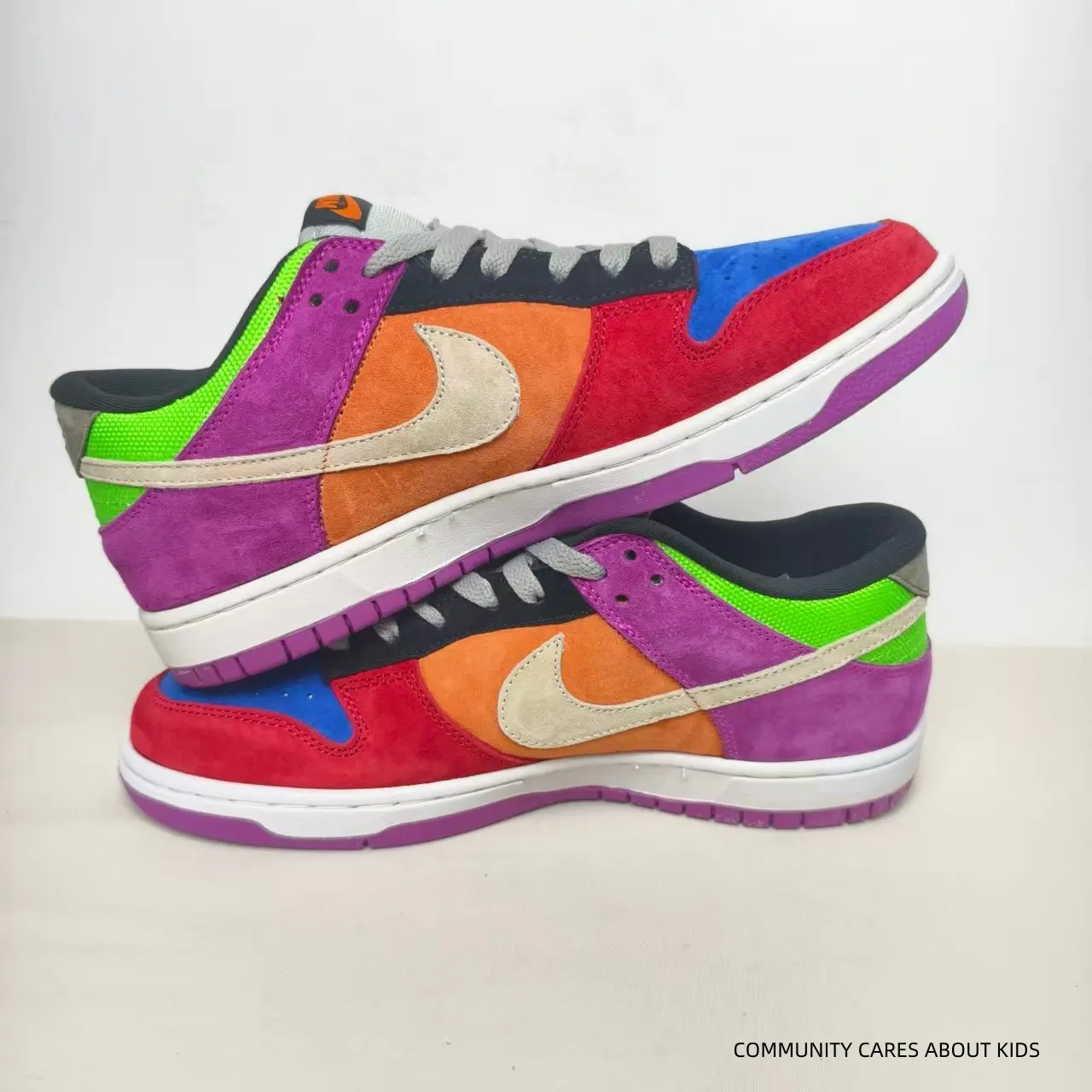 Men Women Multicolor Suede Low Top Skate Sneakers Red Purple Orange Blue Color Block Beige Swoosh White Midsole Purple Outsole Fashion Street Casual Shoes
