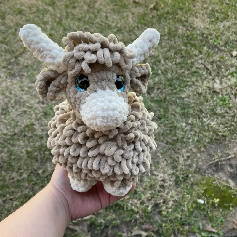 Fluffy Highland Cow Crochet Plushie - Soft Beige Color, Cute Design with Blue Eyes, Ideal for Gifts and Collectibles