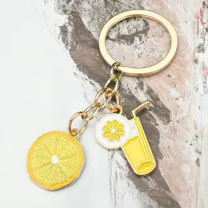 A Single Piece of Refreshing Lemon Juice Keychain with Lemon Slice, a Creative And Trendy Zinc Alloy Drip Oil Imitation Fruit Keychain, Easy, Fun And Unisex, Perfect As a Gift for Friends