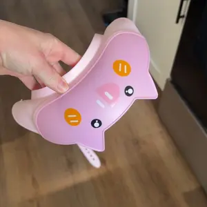 This shampoo shield cap combines waterproof protection with ear-guarding functionality. Crafted from soft, comfortable materials, it offers a snug yet tension-free fit, effortlessly resolving the various challenges associated with washing hair.