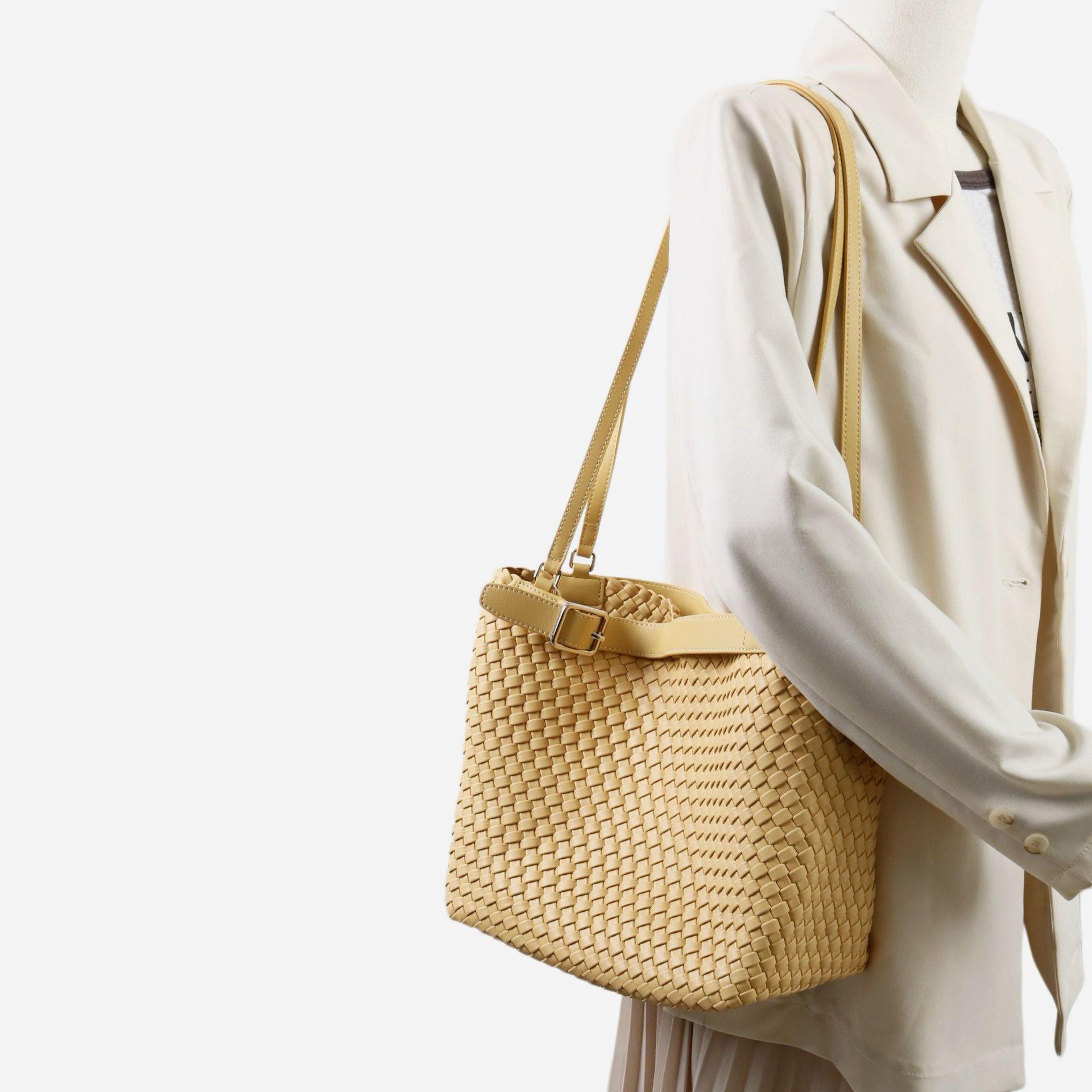 Elegant Woven Leather Shoulder Bag for Women Large Capacity Tote Stylish Durable Design Perfect for Everyday Use