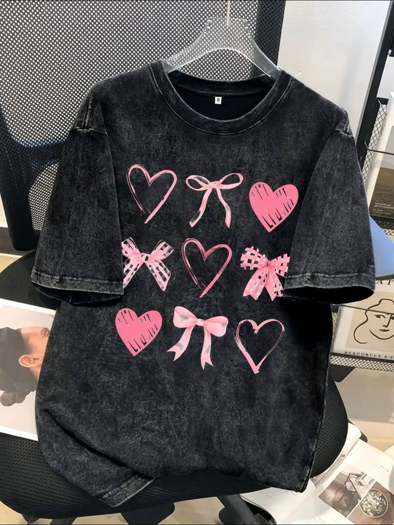 Men's 100% Cotton Casual Graphic Tee - Short-Sleeve Round Neck, Graffiti Heart & Bow Accents, Geometric Print, Elastic Knit, Slight Stretch, Machine Washable for Casual Outings