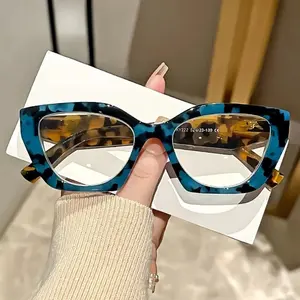 Retro cat-eye reading glasses for women, with PC material frame and lenses, providing a clear field of vision for computer reading and blue light protection.