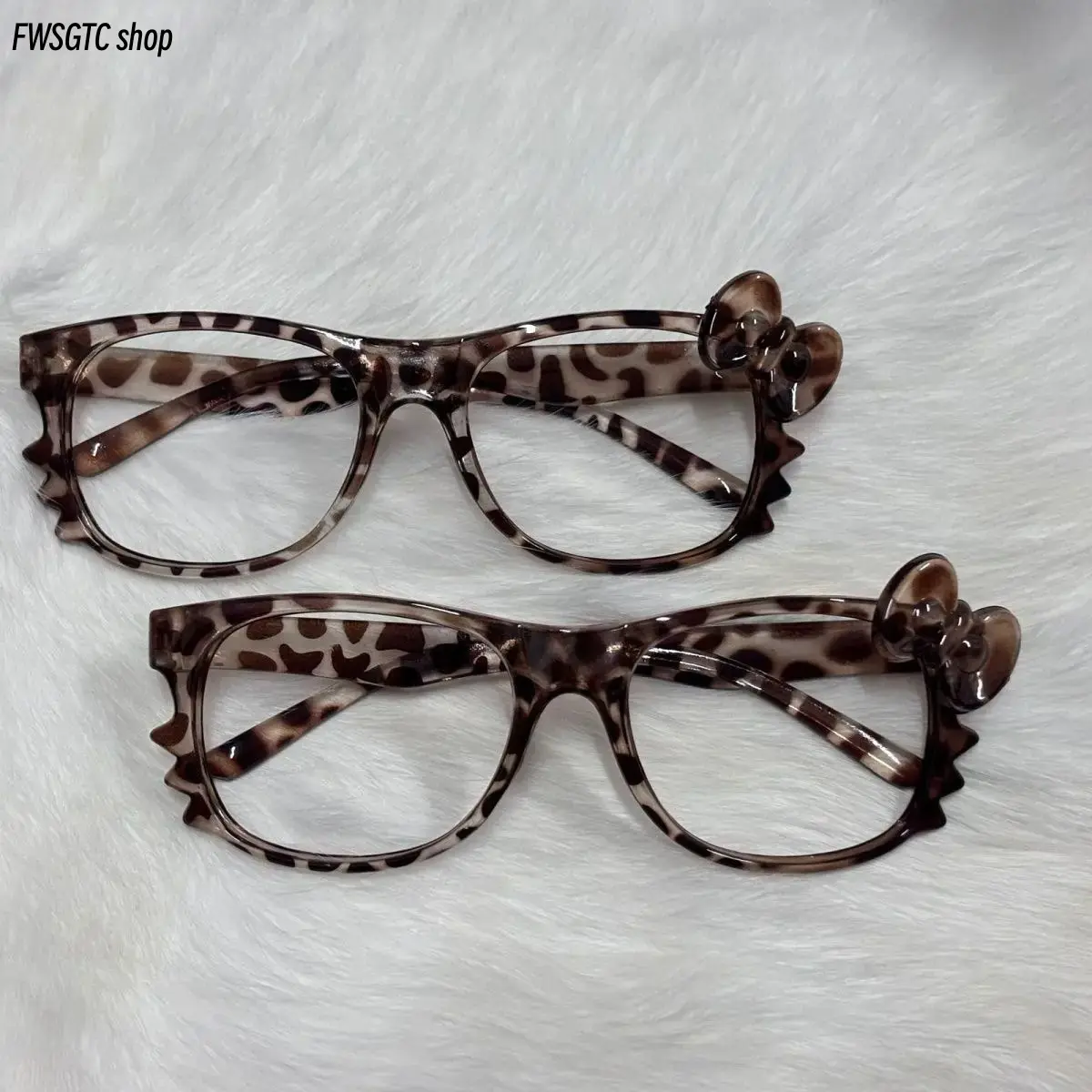 2/1-Pack cute Y2K leopard print glasses with trendy cartoon nerd frames. Chic decorative eyewear fits street style, back-to-school and Y2K outfits perfectly. Lovely practical gifts for various female-themed holidays.