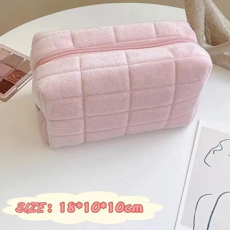 Women's Solid Plush Makeup Bag, Large Capacity Faux Fur Pouch for Travel Makeup Organization and Toiletries