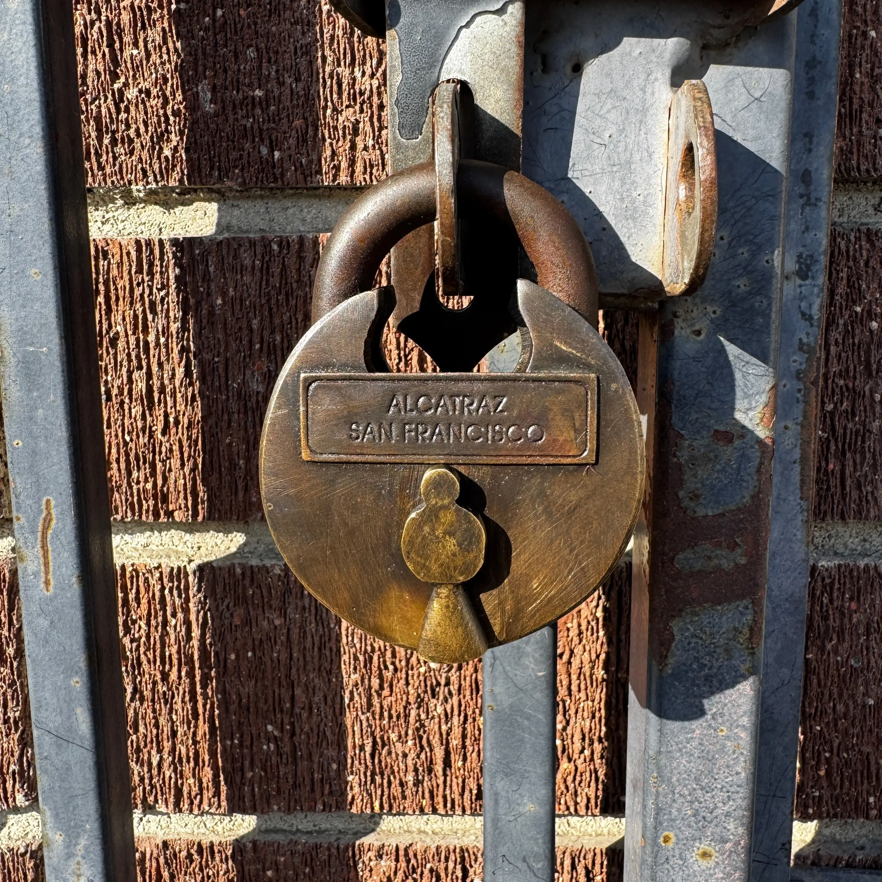 Antique-Style Rustic Solid Brass Alcatraz San Francisco Prison Padlock w/ Working Keys