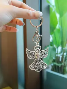 1pc Y2K Angel Keychain - Elegant Golden-Tone Keyring with Heart Pendant, Durable Zinc Alloy Bag Charm for Women, Fashion Accessory for Keys, Bags, Backpacks, Angel Keychain Accessories, Butterfly Keychain For Women, Butterfly Keyring, Elegant Keychain For