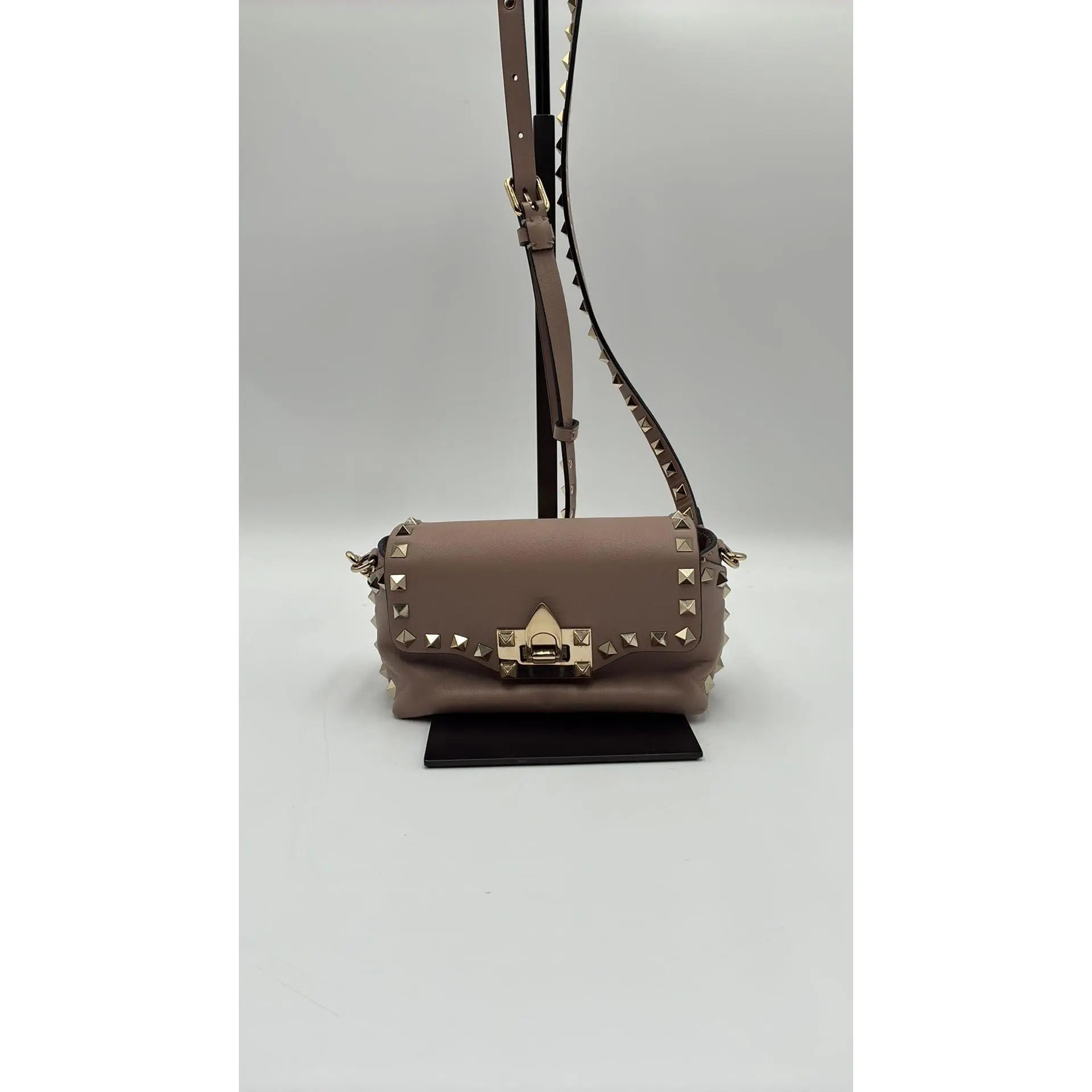 Pre-owned Leather Luxury Bags & Accessories Valentino Garavani Rockstud Small Tote, Beige Date Code: NODC05232610. Entrupy ID: QY7QCTX.