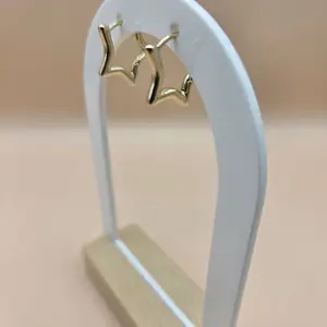 Star Huggie Earrings 14K Gold Plated Arracadas en Forma de Estrella 14K Oro Laminado Elegant and Durable