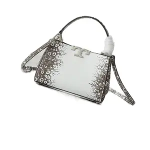Cartera de piel blanca y gris Elegante y sofisticada, esta cartera está elaborada en piel genuina de alta calidad, combinando tonos blanco y gris que aportan un estilo moderno y versátil. Su diseño compacto y funcional incluye múltiples compartimentos par