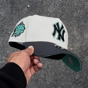 New Era NY Yankees Retro Snapback 1999 Series, Gray Brim With Teal Undervisor Style, Adjustable Fit, Gorra Para Hombre Y Mujer