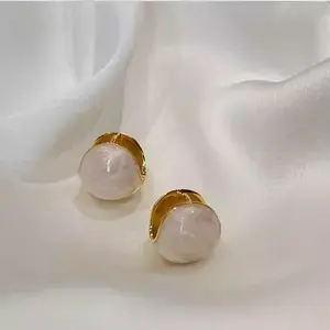 Oil painting style white round ear hole gentle earrings for girls, luxurious and high-end