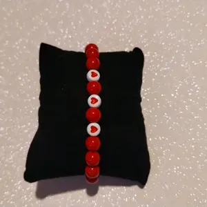 Red/White Hearts Bead Bracelet - Stylish Beaded Design