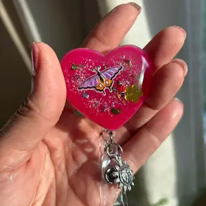 Retractable id badge holder