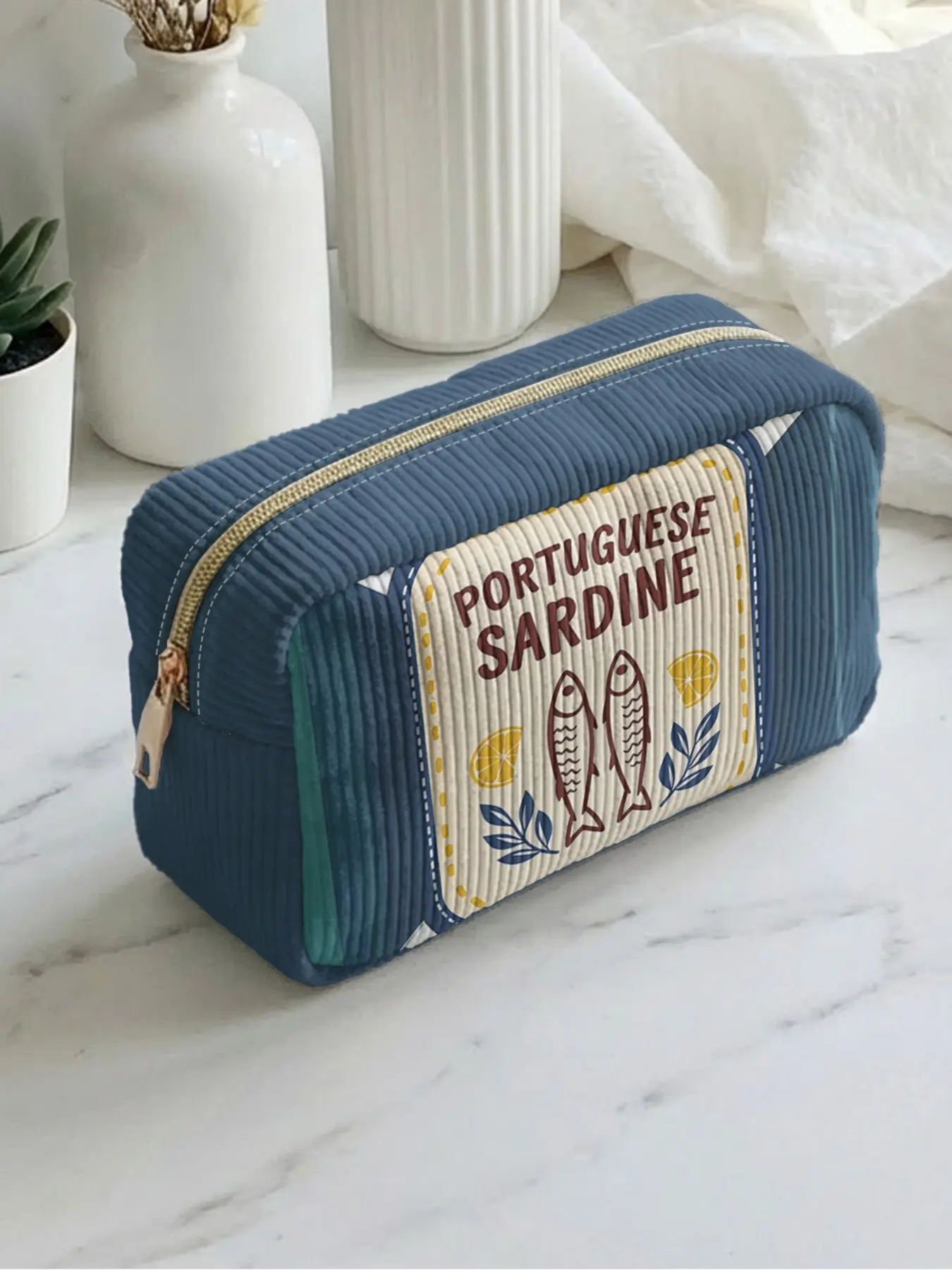 1 piece of sardine pattern + 'Portuguese Sardine' 2D printed makeup bag, Cosmetic Pouch, Cosmetic Travel Bags, large capacity design|suitable for all seasons/general use|can hold daily skincare products and various cosmetics|lifestyle travel all-match