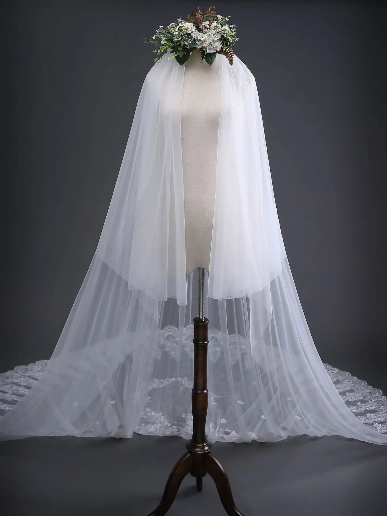 Gentle Atmospheric Veil with Exquisite Lace Trim, Refined Texture for Grand Ceremonial Look, Elegant Bridal Accessory