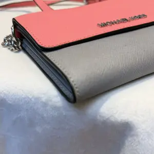Pre-owned MICHAEL KORS Pink & Gray Saffiano Crossbody Wallet