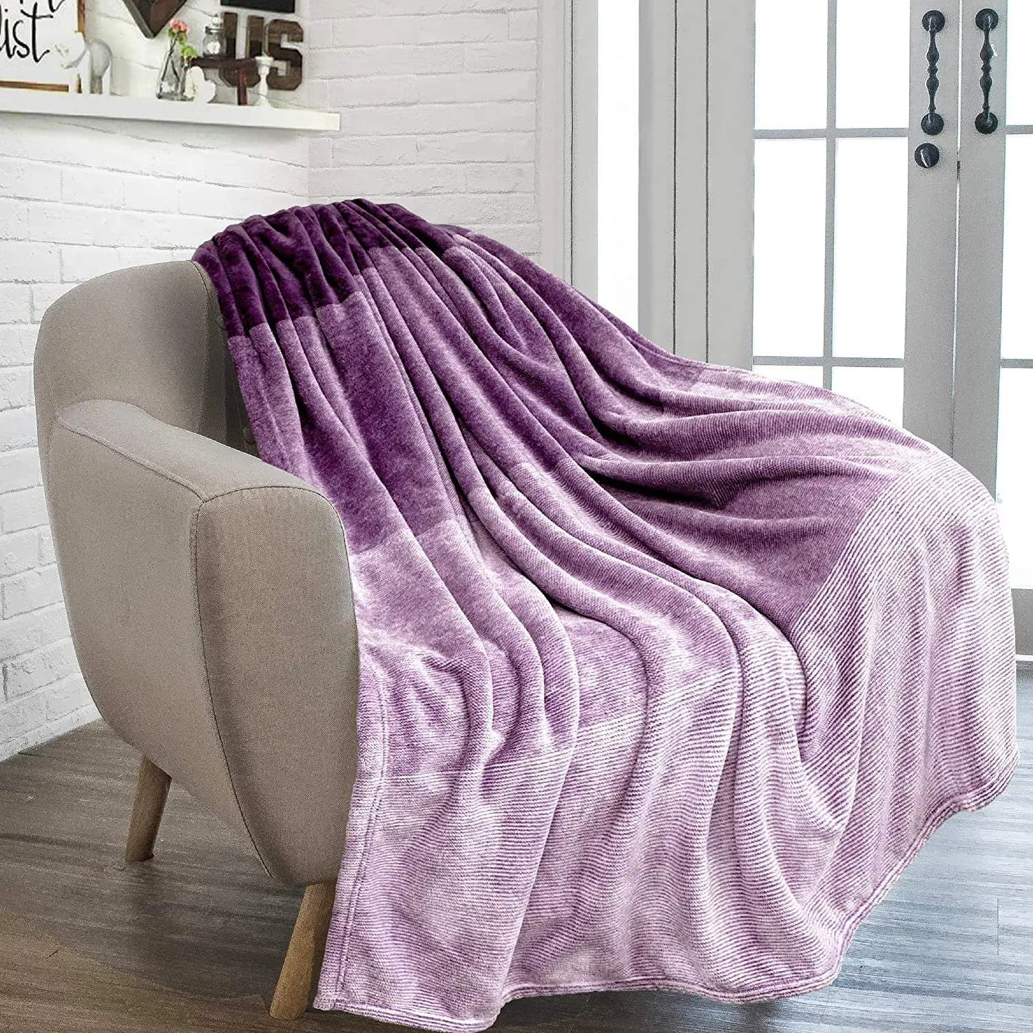 Purple Ombre Fleece Throw Blanket for Couch, Soft Flannel Blanket for Sofa Bed Room, Plush Lightweight Light Lavender Lilac Gradient Blanket, Cozy Microfiber Decorative Gift Throw, 50X60
