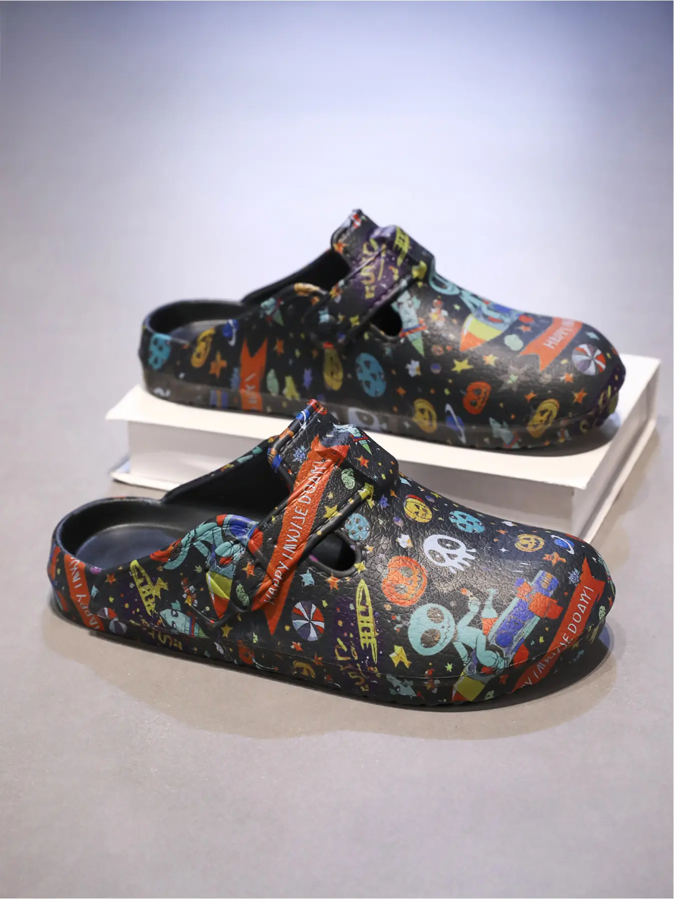 1 Pair Unisex Halloween Graffiti Platform Clogs | Street Trend Style | Alien/Pumpkin Cartoon Print + Soft EVA Midsole + Adjustable Strap | Daily Streetwear / Holiday Outfits / Home Relax, Eye-Catching Trendy Slides
