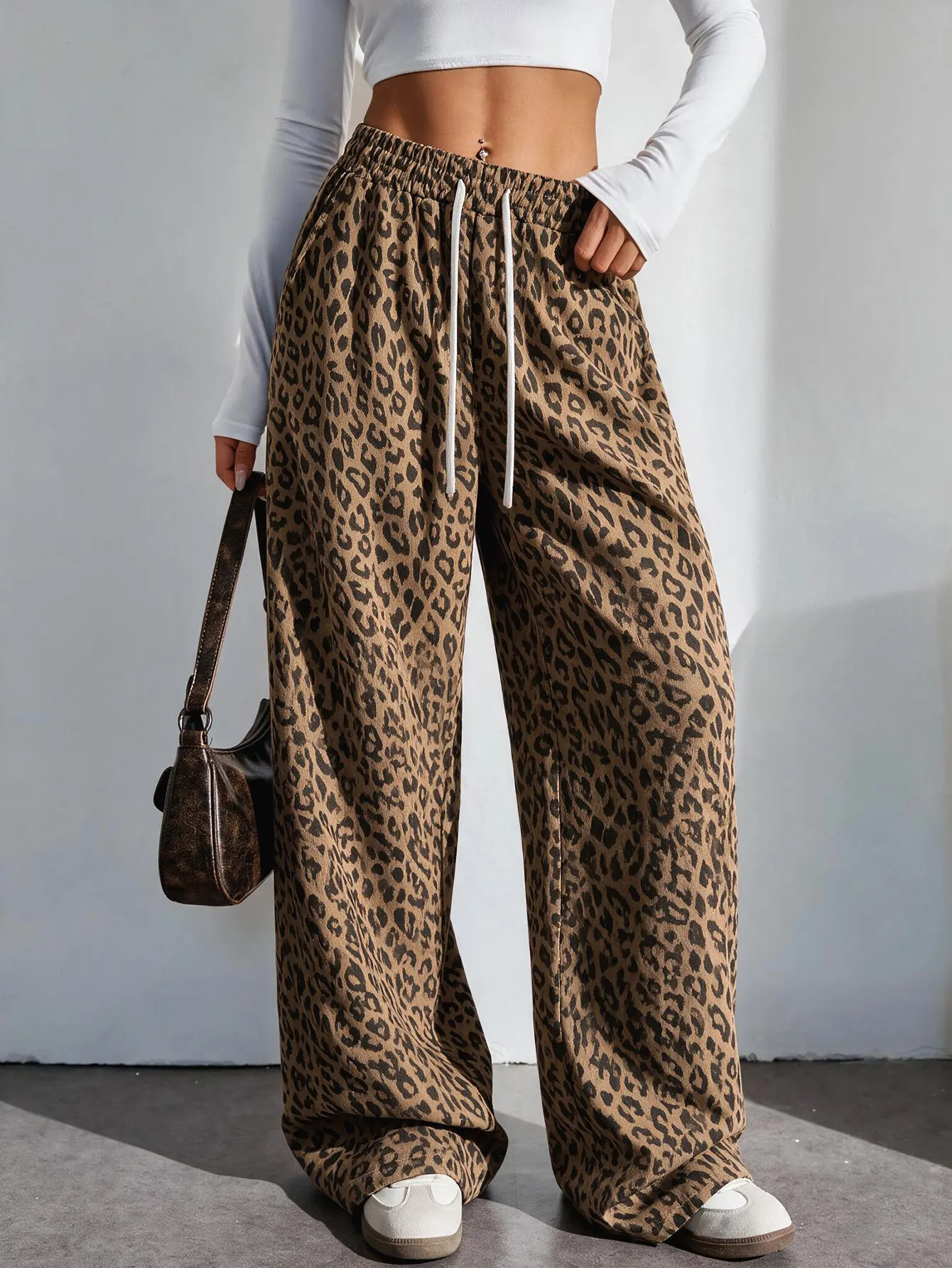 Women’s cotton-blend long pants with a new leopard print, retro trendy style, versatile casual loose-fit joggers suitable for streetwear and everyday outings.