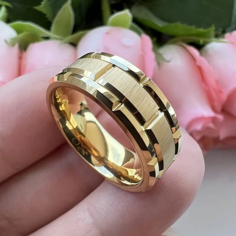 1pc Modern Golden 304 Stainless Steel Ring for Men & Women - Brick Pattern Brushed Center, Comfort Fit Wedding Band, Promise Engagement Unisex Jewelry, Simple Elegant Design, High-Quality Finish, Durable Jewelry, Elegant Wedding Ring |     Mode