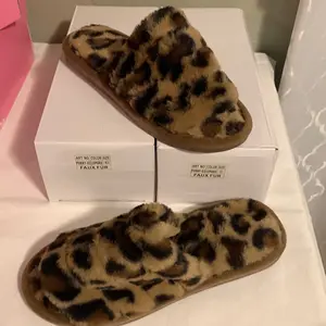 Women’s Leopard Slippers Fuzzy Furry FlipFlop slide cheetah animal print shoe