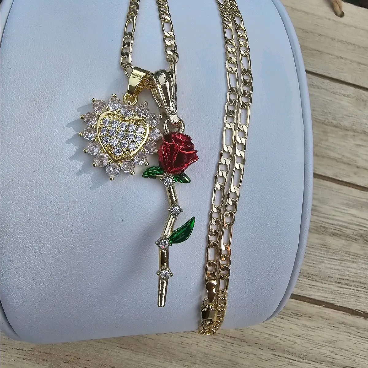 Corazon con rosa color Rojo necklace pendant