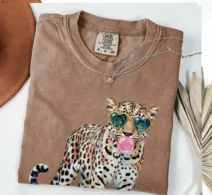 Leopard Bubble Gum Graphic Comfort Colors Shirt, Cool Cheetah With Sunglasses Tee, Trendy Animal Lover T-Shirt