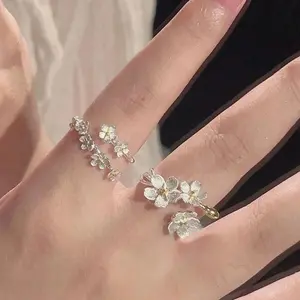1 Set of 2 Vintage Style Palace and European 3D Flower Iris Adjustable Rings, Small and Lovely Design for Daily Wear