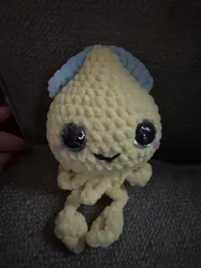 Knitting & Crochet Squishy Squid - Colorful Yellow and Blue Design Soft Plush Toy with 20mm Gold Eyes for Kids Safe & Comfortable Yarn Stuffed Toy