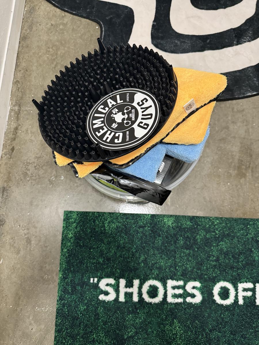 Item: Exclusive 15pcs Arsenal Car Wash Kit