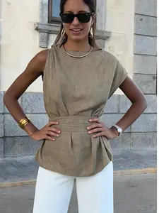 A women's brown waist-cinching sleeveless round-neck fitted top with a belt that can be tied into a bow, suitable for summer, for daily commuting, casual dating, coffee afternoon tea.