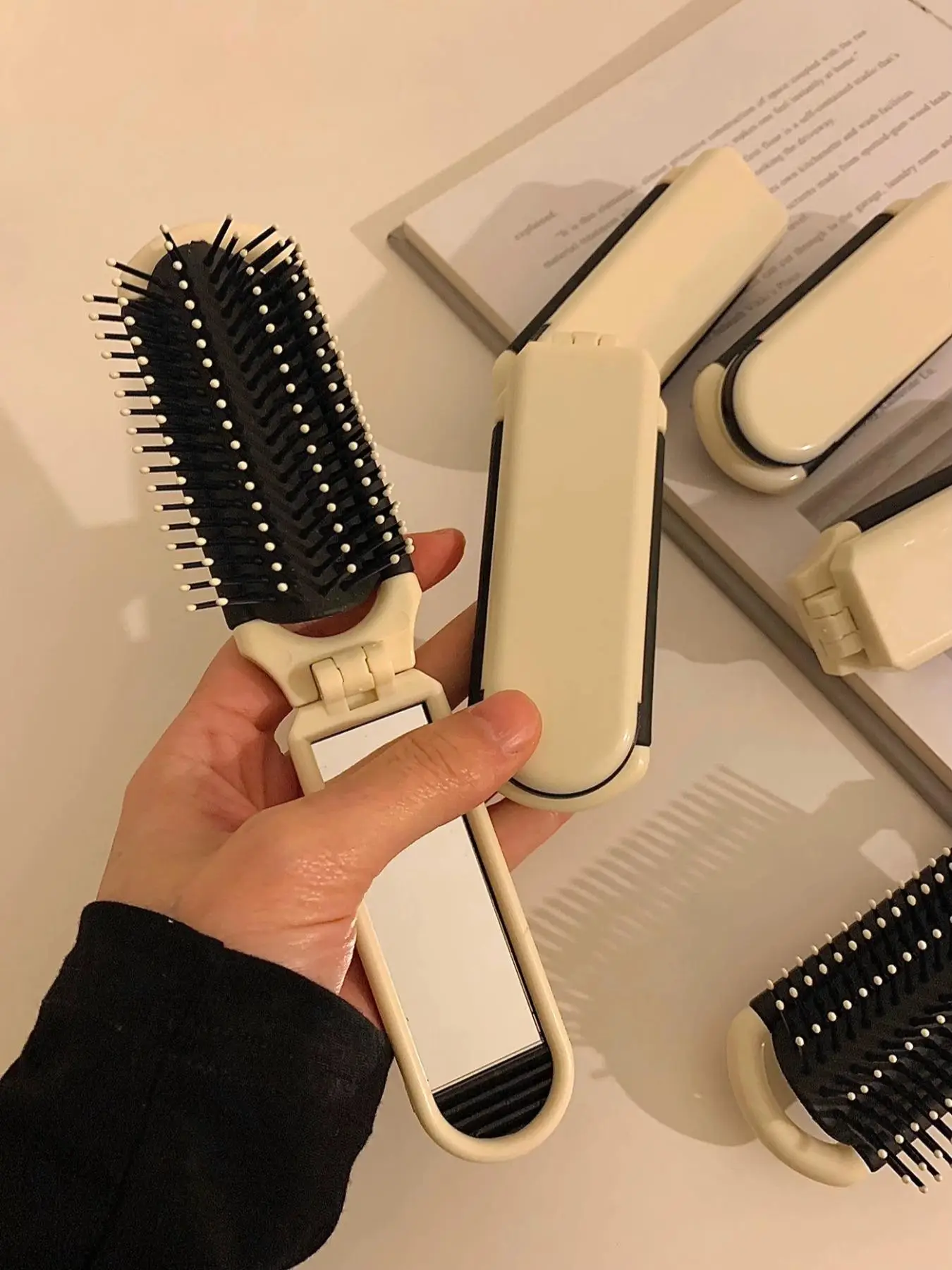 Portable Folding Pocket Hair Comb, Hair Styling Comb, Hair Detangling Comb for Women, Girls, Men, Stylists, Barber