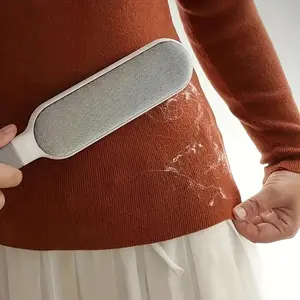 Dual-Purpose Double-Sided Electrostatic Dust Removal Brush – Features Powerful Manual Electrostatic Technology with an Ergonomic Handle, Designed Specifically for Hair Removal and Dust Elimination. A Reusable Hair Cleaning Tool Suitable for Clothing