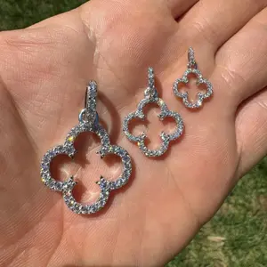 925 silver  moissanite clover ( pendant only )