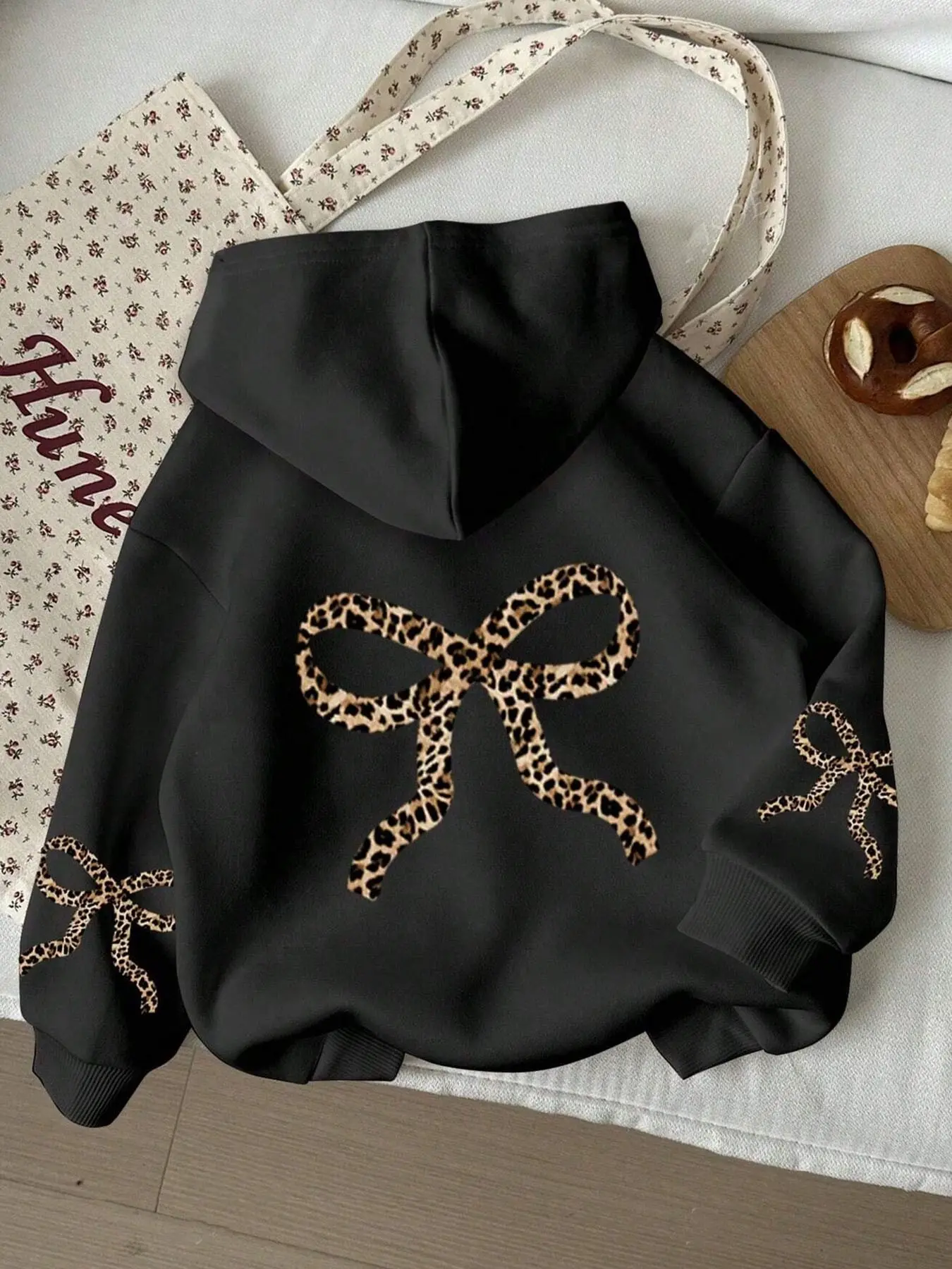 Women's Retro Leopard Print Hoodie with Bow Accent, Casual Black Long-Sleeve Drawstring Pullover Sweatshirt Featuring Kangaroo Pocket, Stylish Fall & Winter Garment, Graphic Hoodie and Sweatshirt, Casual Pullover Hoodies